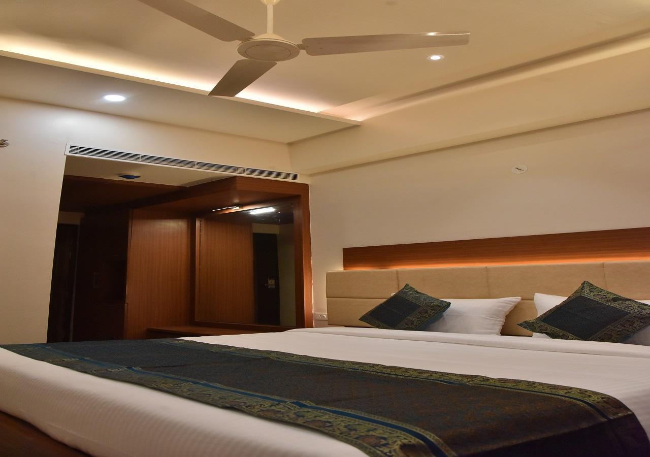 ורנאסי Hotel Rk Grand מראה חיצוני תמונה