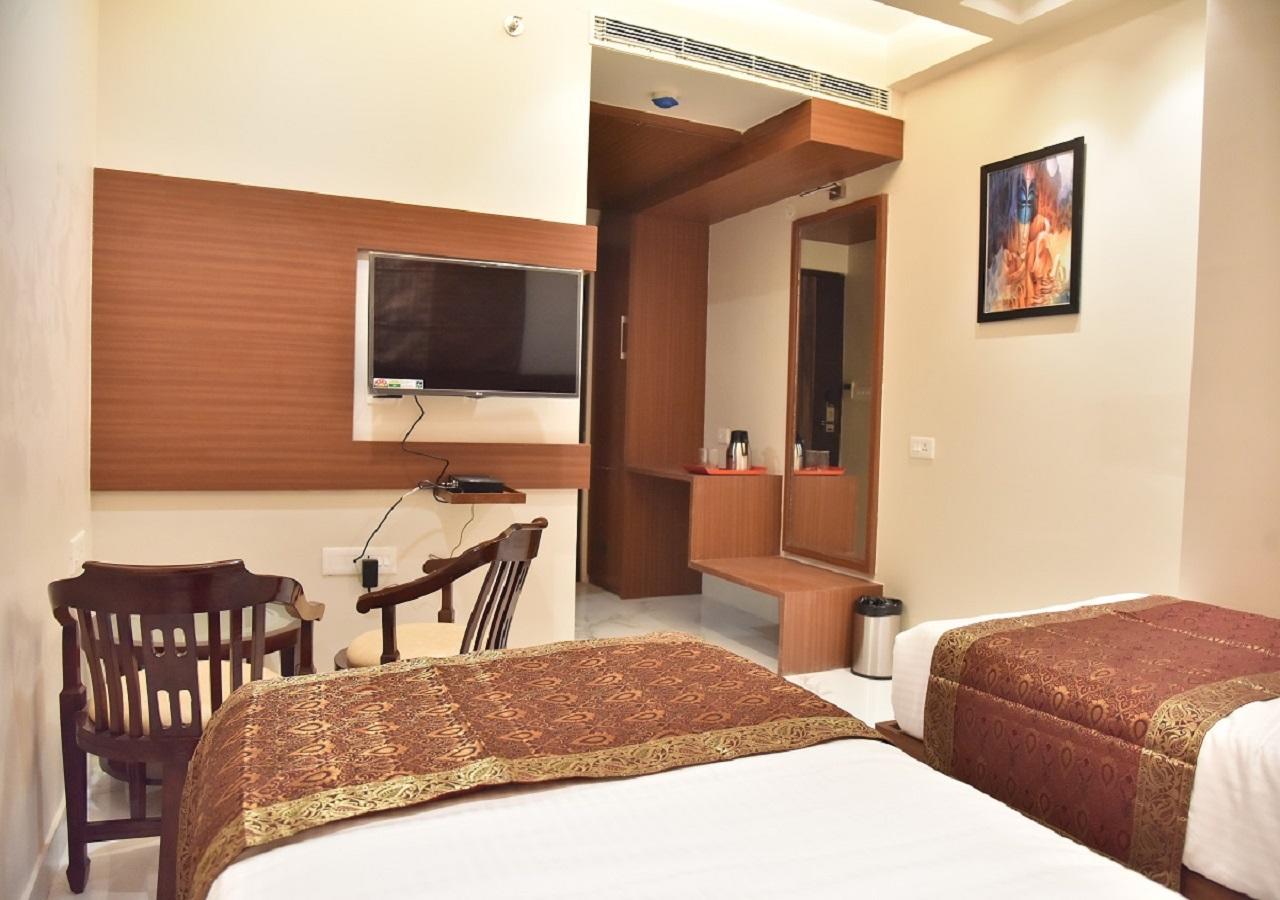 ורנאסי Hotel Rk Grand מראה חיצוני תמונה